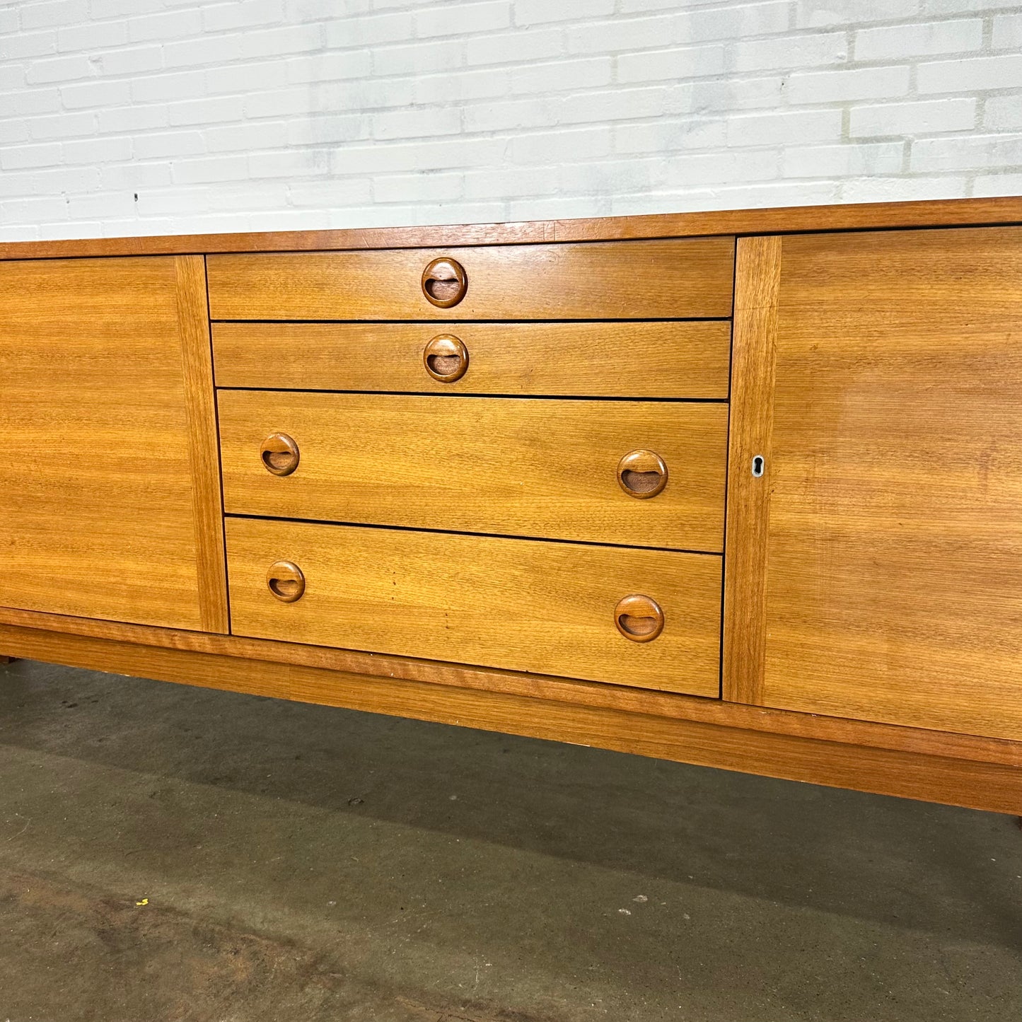 Vintage mid century dressoir