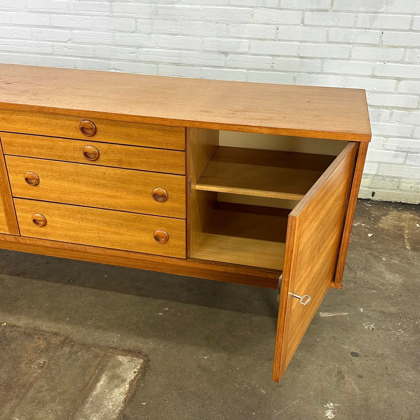 Vintage mid century dressoir