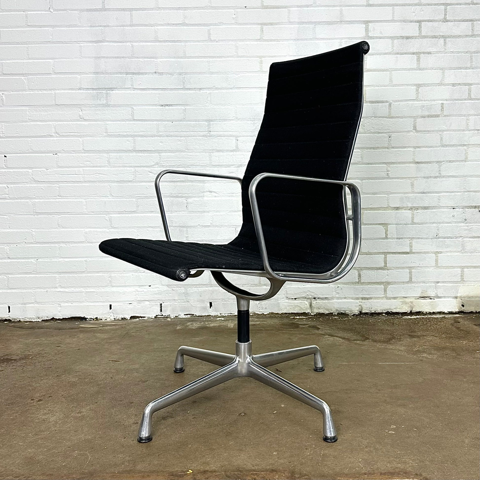 eames-ea112-stoel-zwart-door-vitra