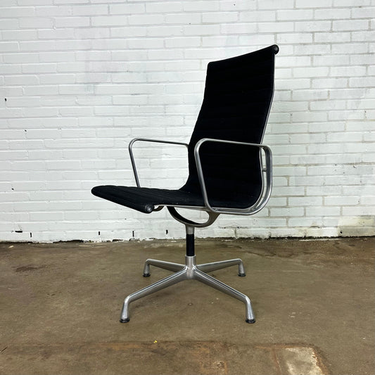 Eames EA112 stoel zwart door Vitra