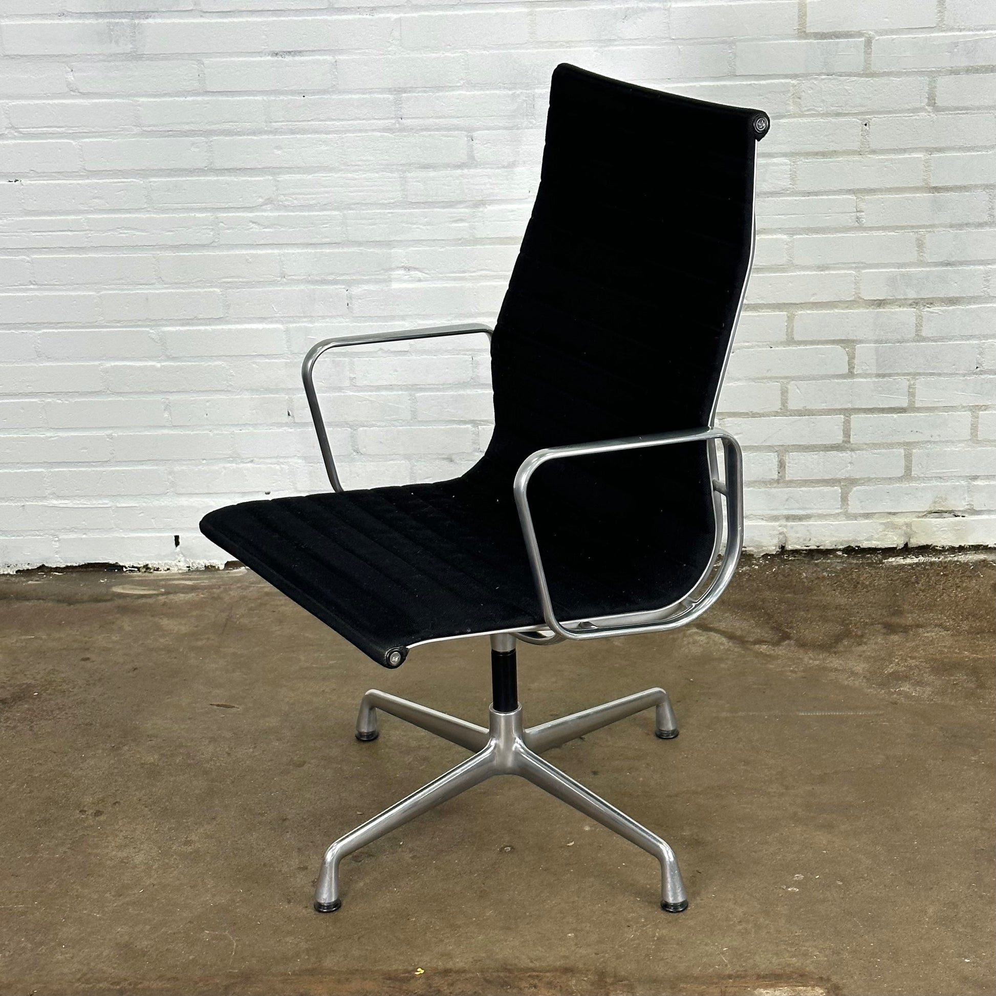 eames-ea112-stoel-zwart-door-vitra