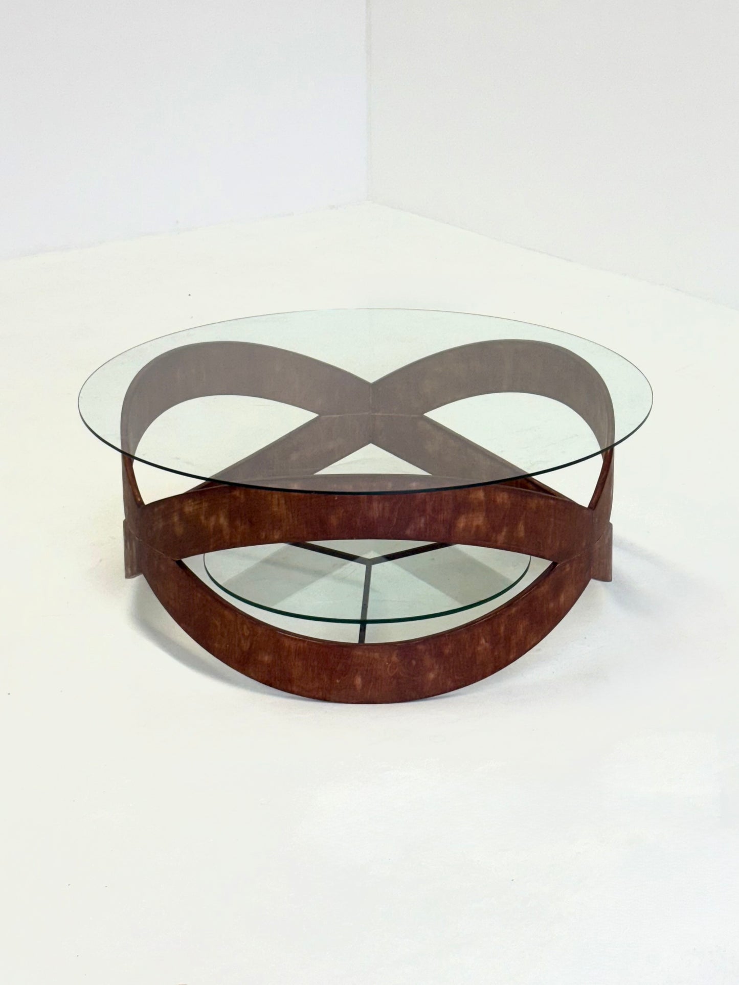 Vintage ronde salontafel met sculpturaal houten frame