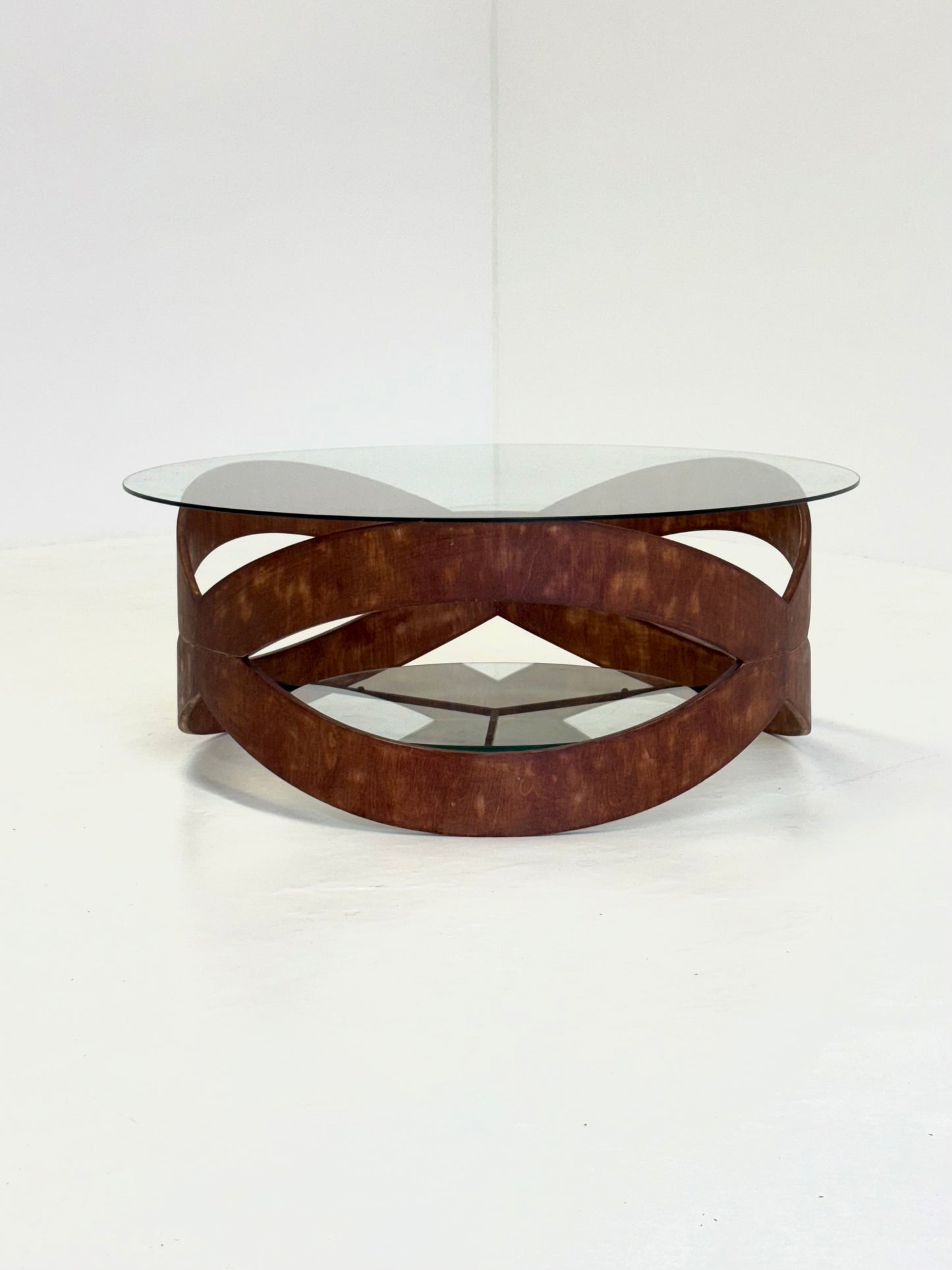 Vintage ronde salontafel met sculpturaal houten frame