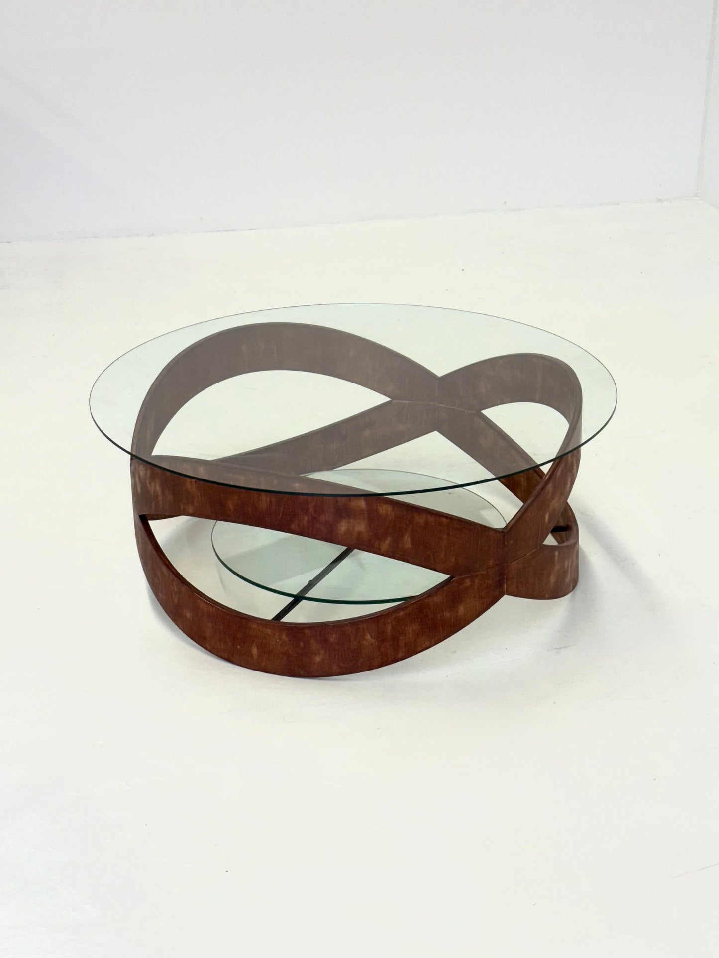 Vintage ronde salontafel met sculpturaal houten frame