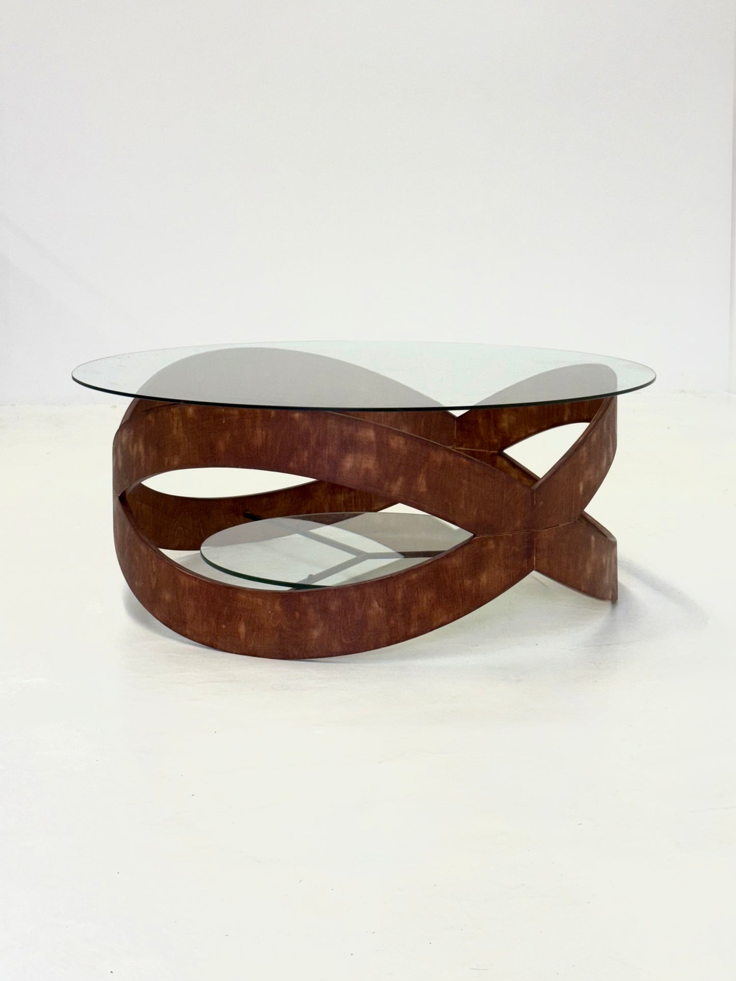 Vintage ronde salontafel met sculpturaal houten frame