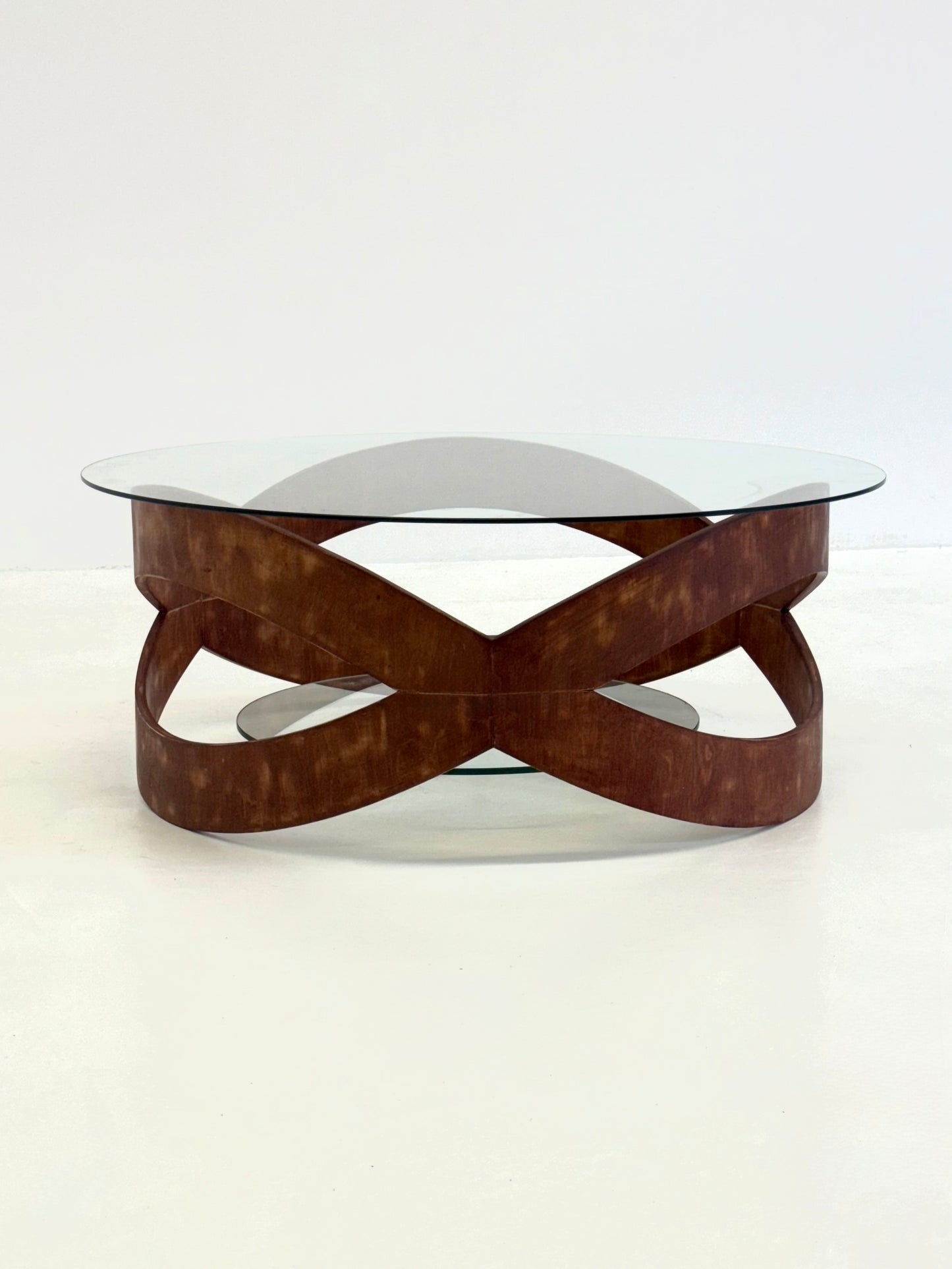 Vintage ronde salontafel met sculpturaal houten frame