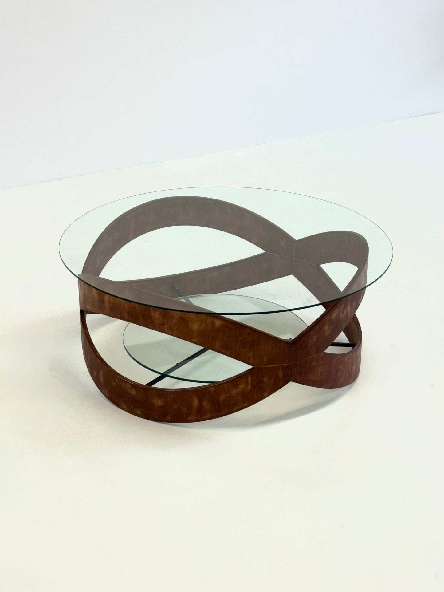 Vintage ronde salontafel met sculpturaal houten frame