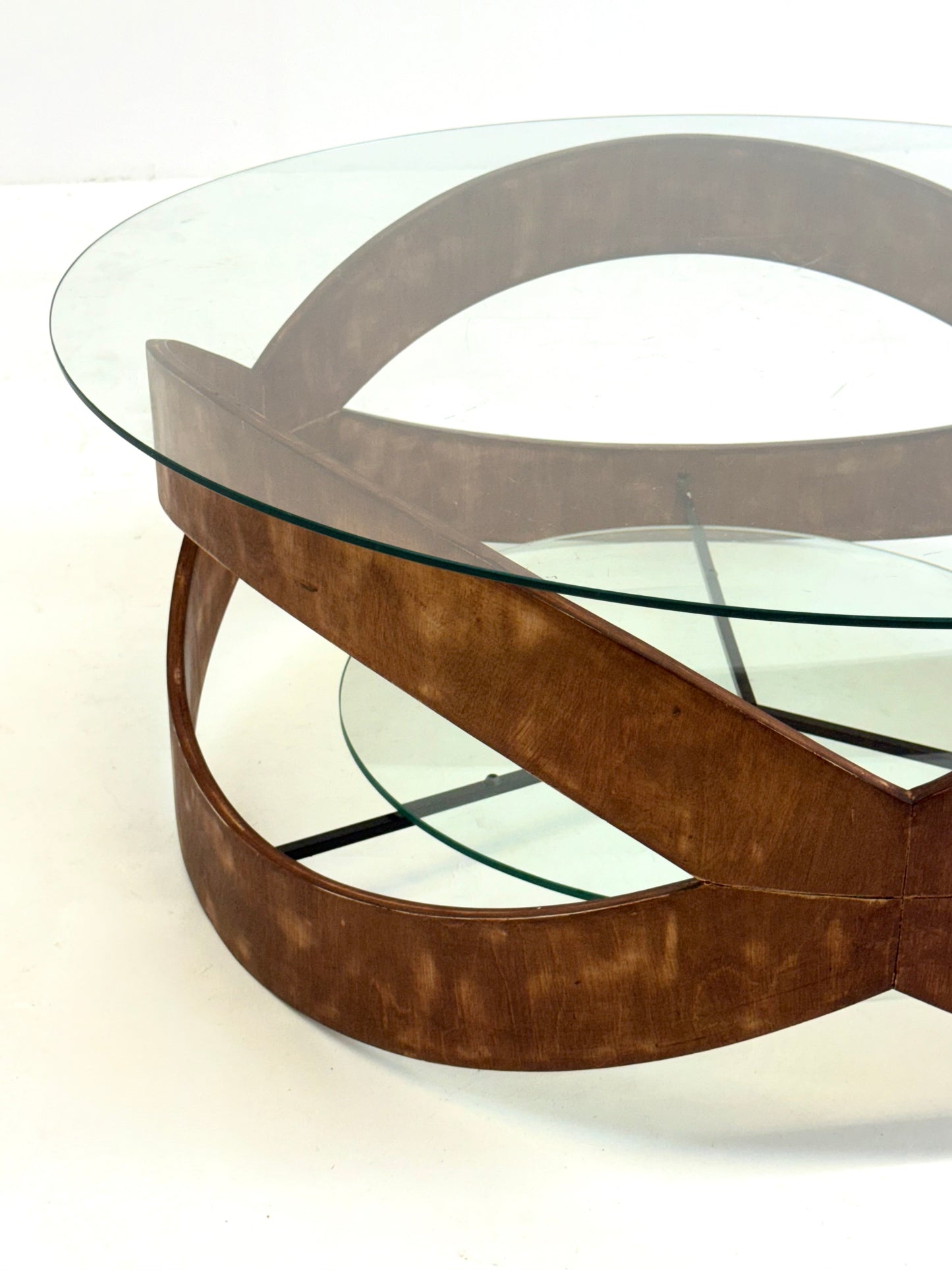 Vintage ronde salontafel met sculpturaal houten frame