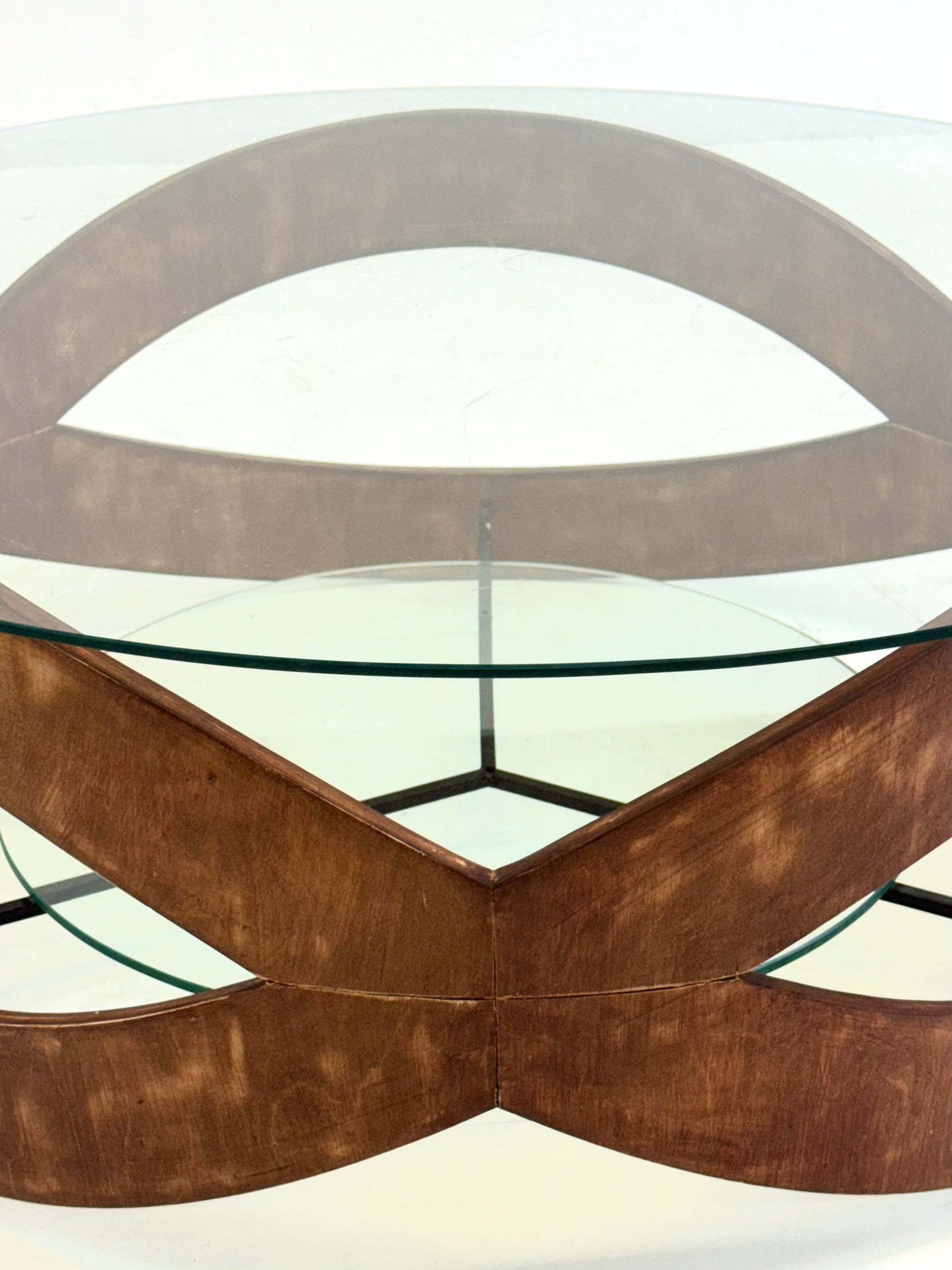 Vintage ronde salontafel met sculpturaal houten frame