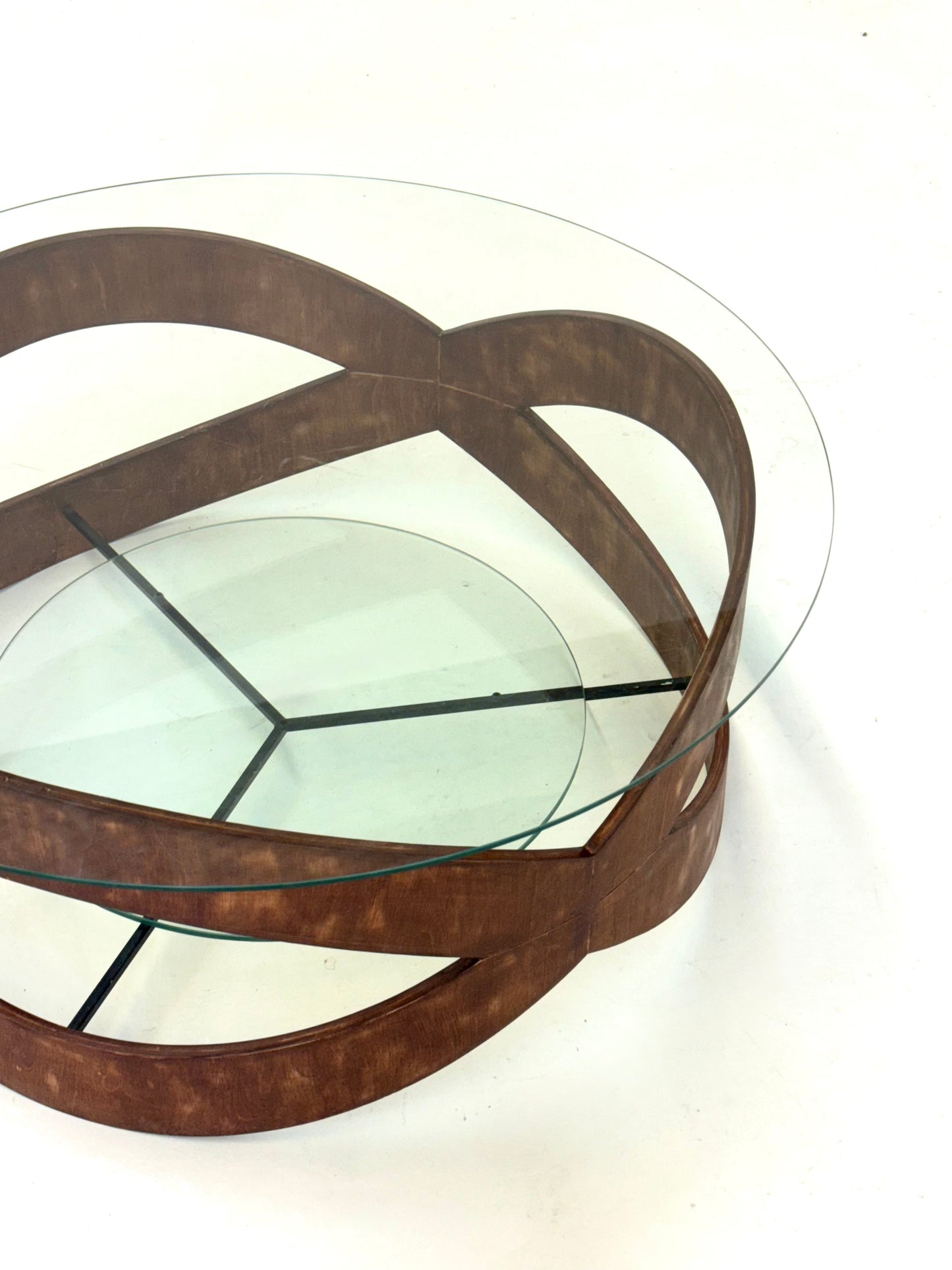 Vintage ronde salontafel met sculpturaal houten frame