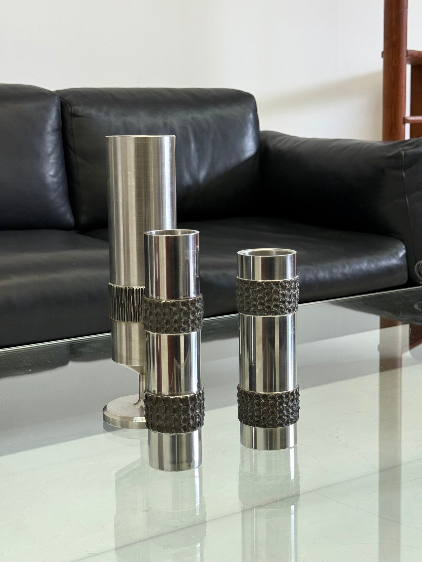 Metalen vintage brutalistische vaas op voet