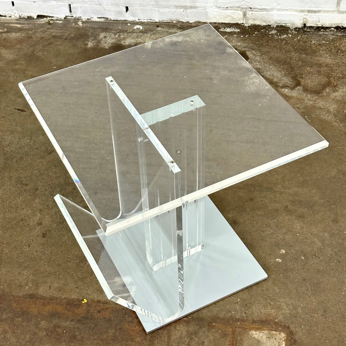 Plexiglas bijzettafel met zilveren voet en magazine houder