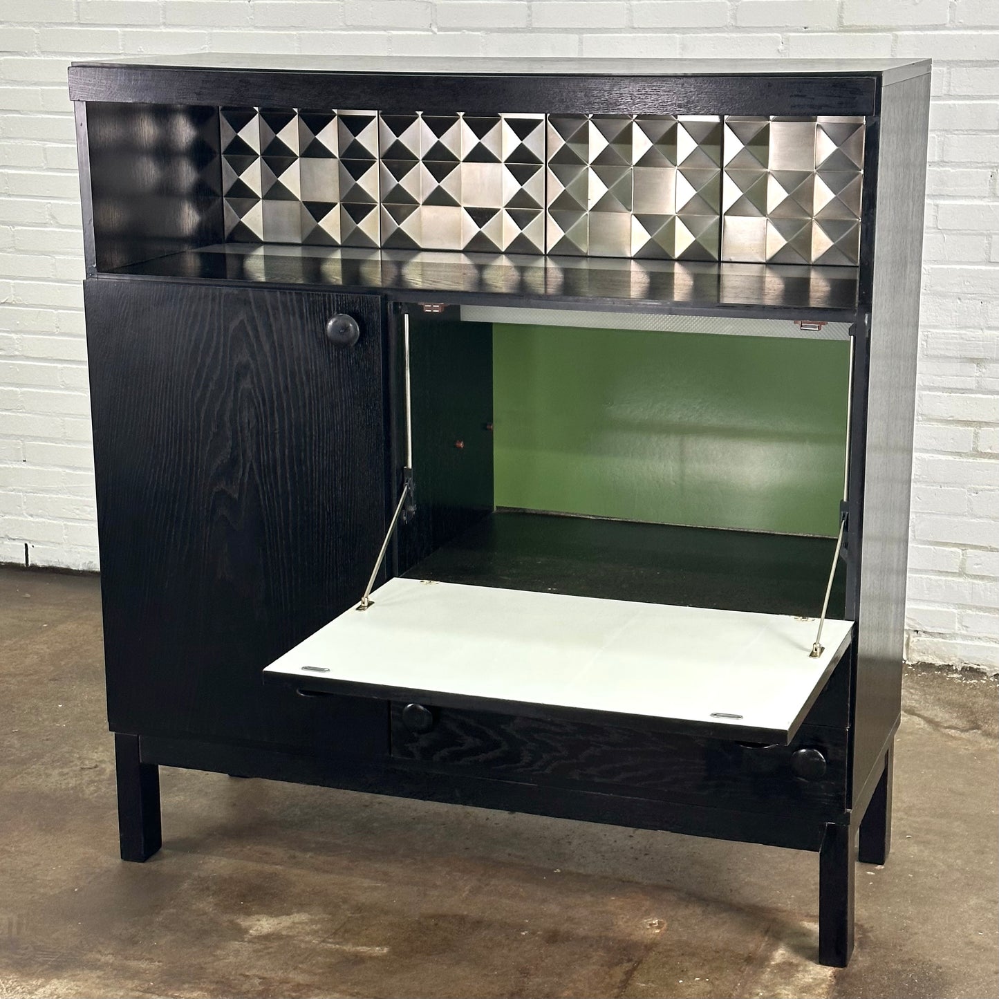 Zwarte brutalist kast / dressoir