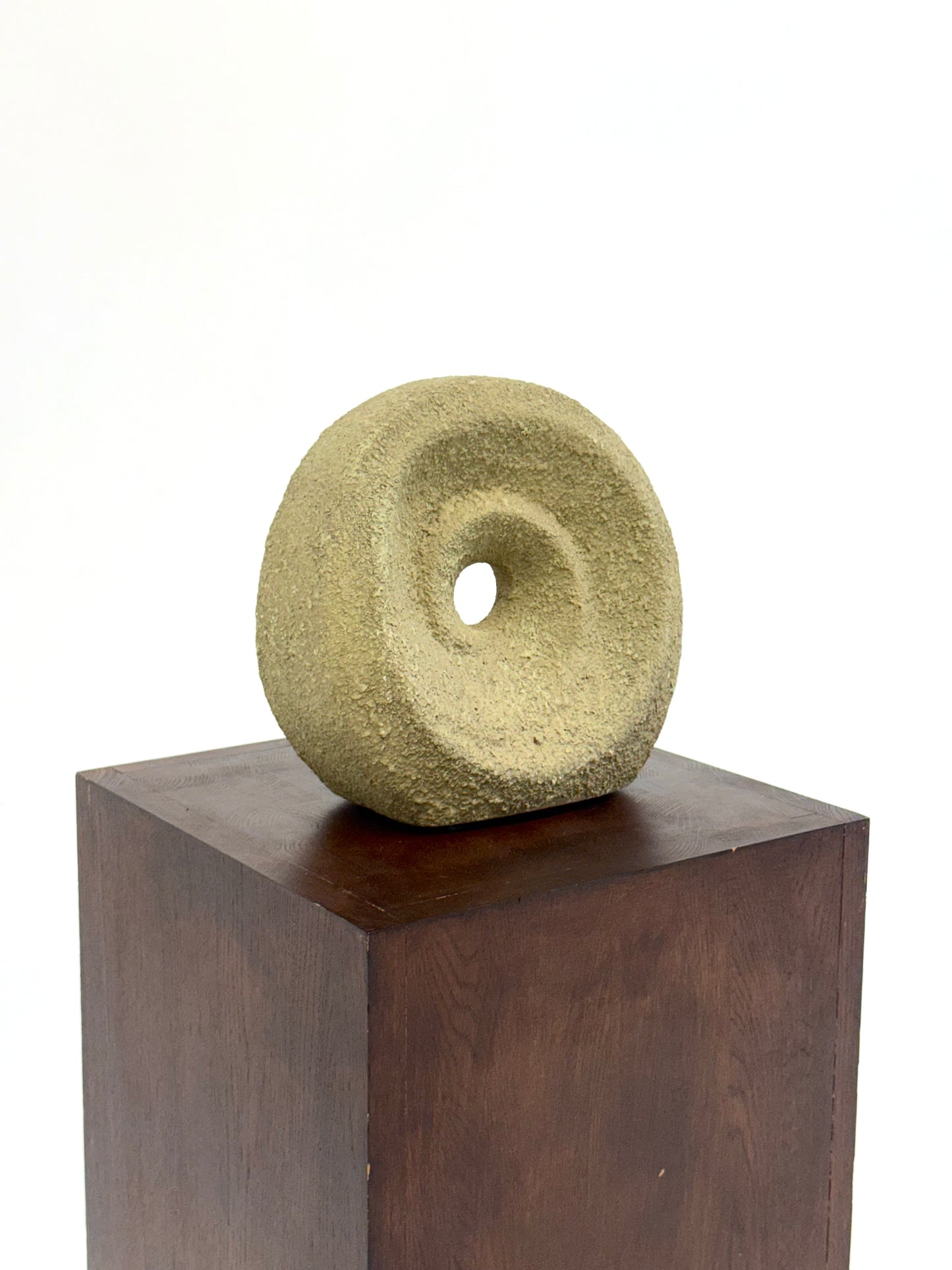 Unieke ronde beige sculptuur