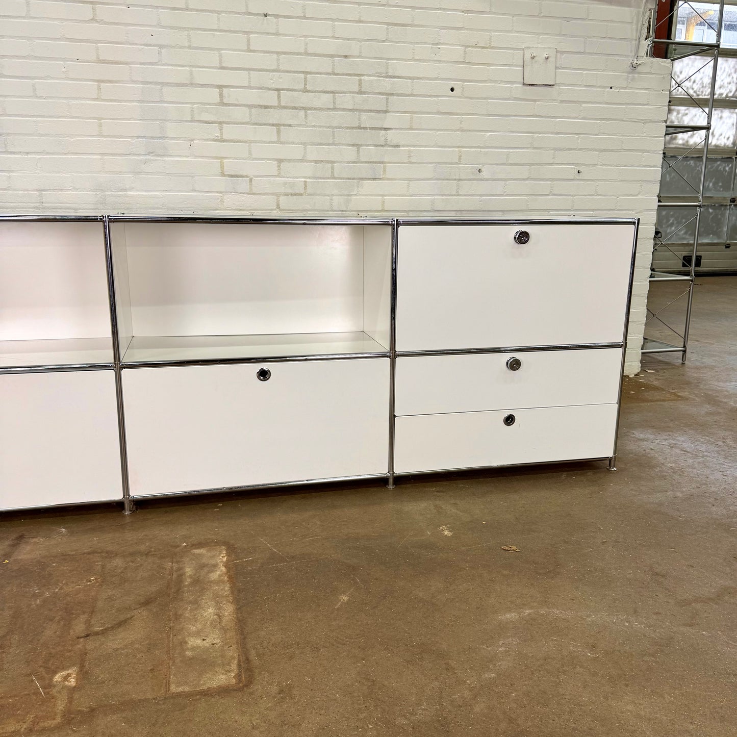 Wit metalen design dressoir