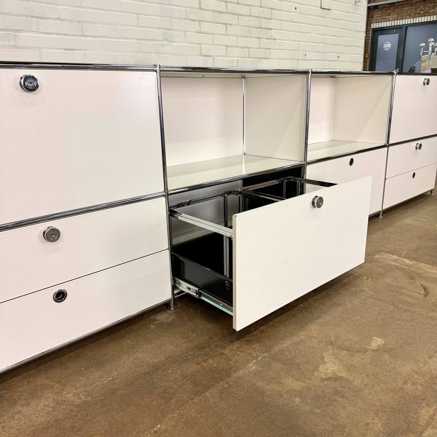 Wit metalen design dressoir