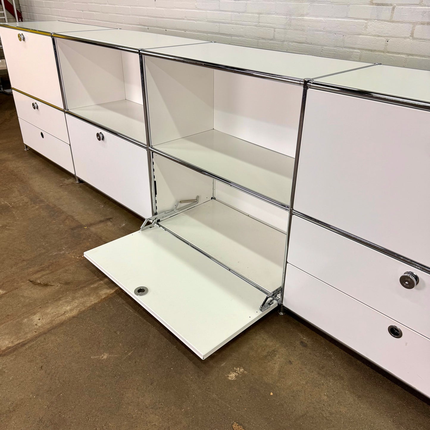 Wit metalen design dressoir