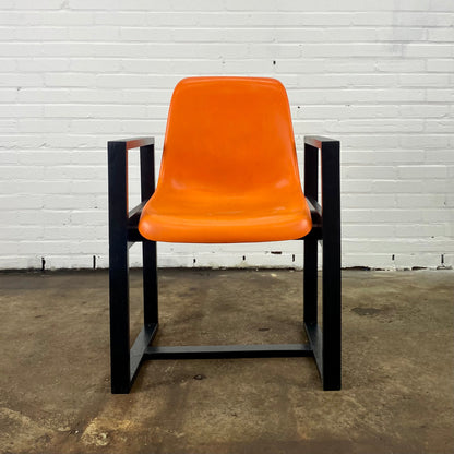 plastic-space-age-chairs-from-model-mann