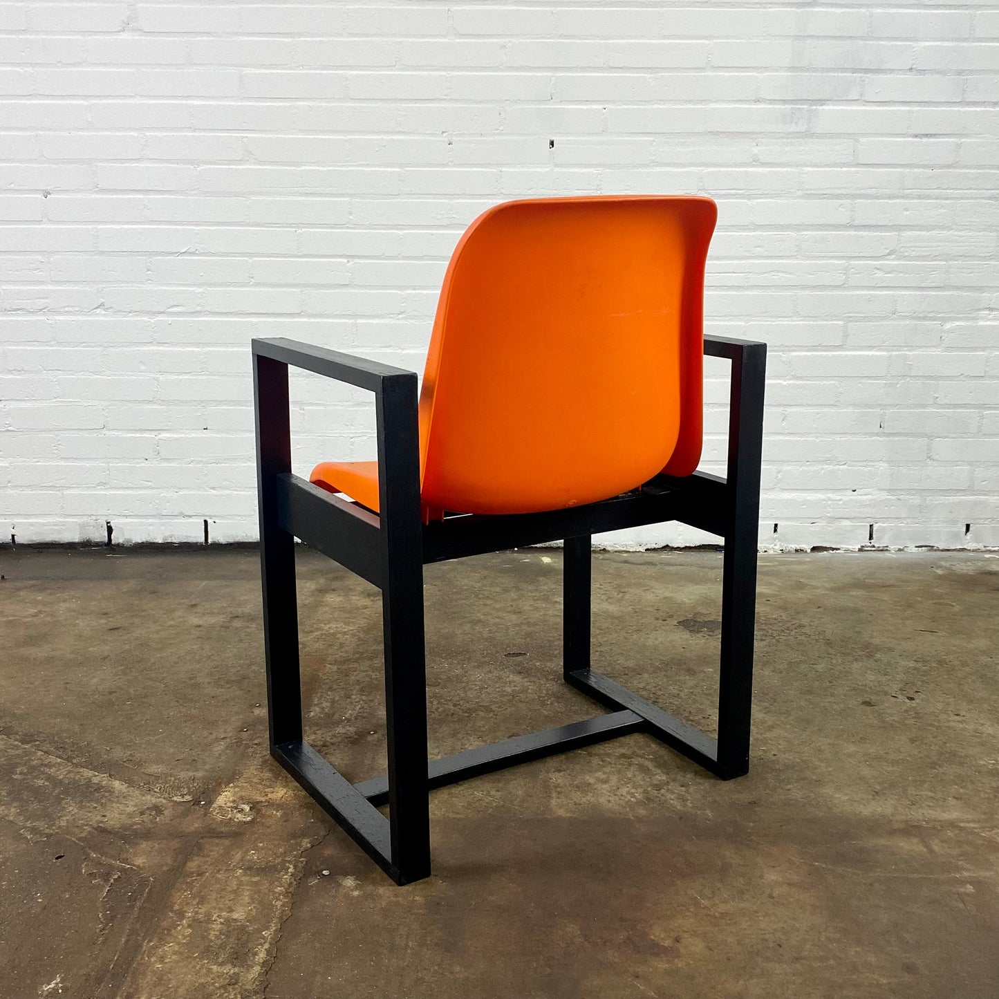 plastic-space-age-chairs-from-model-mann