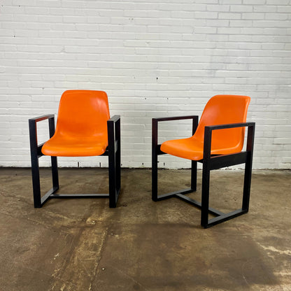 plastic-space-age-chairs-from-model-mann