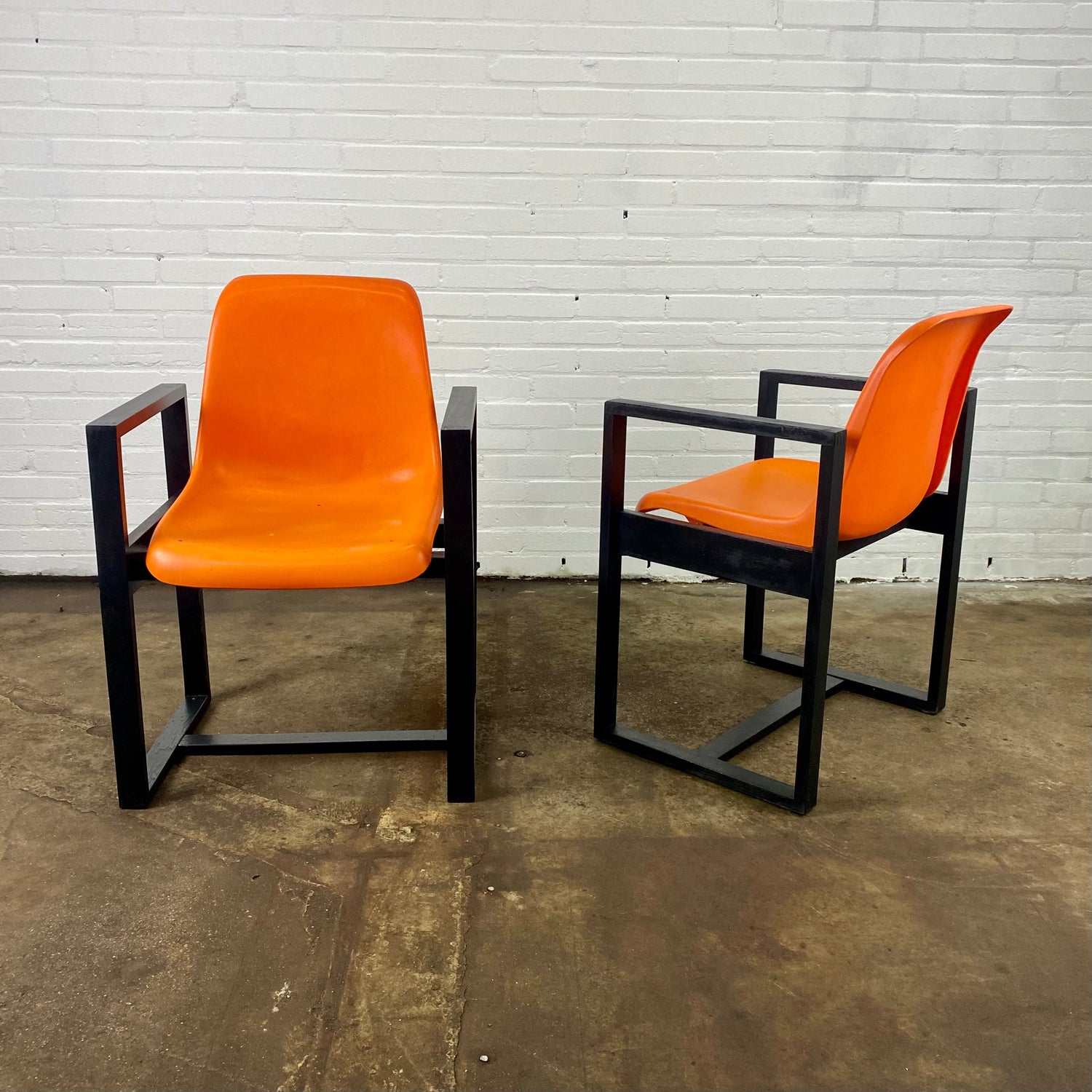 plastic-space-age-chairs-from-model-mann