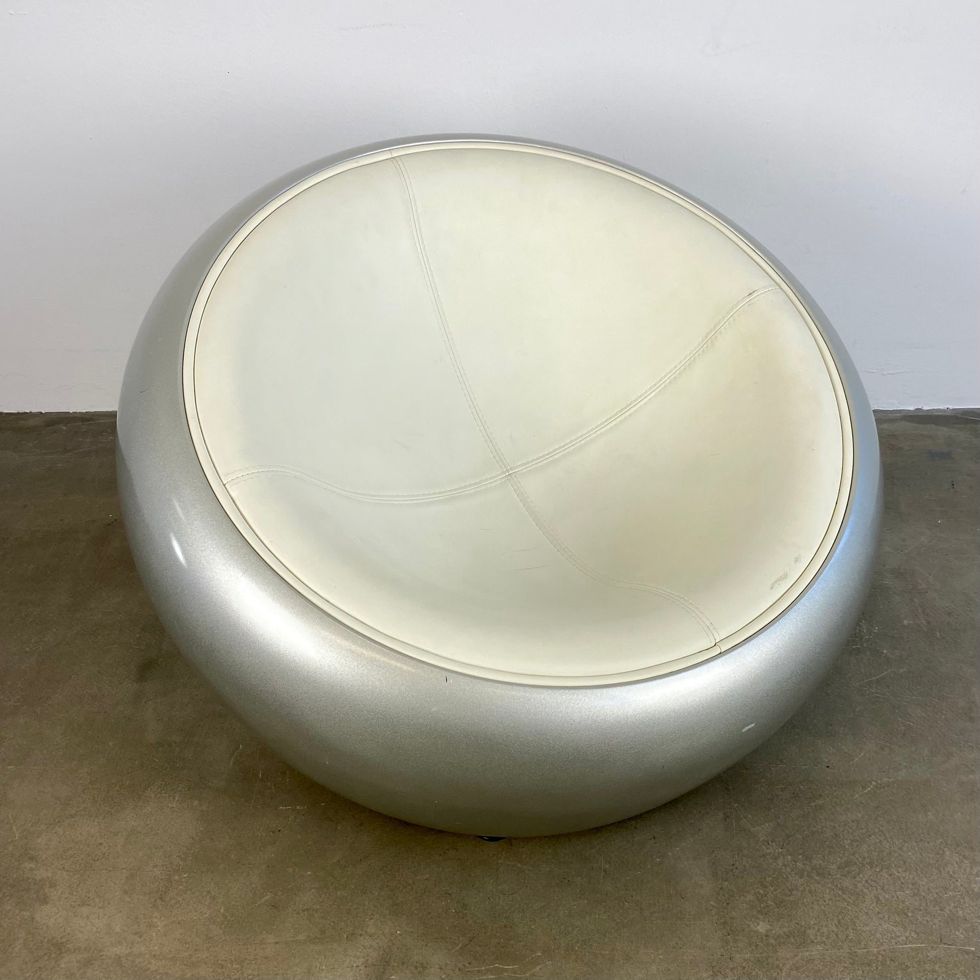 half-dome-egg-pod-design-chair