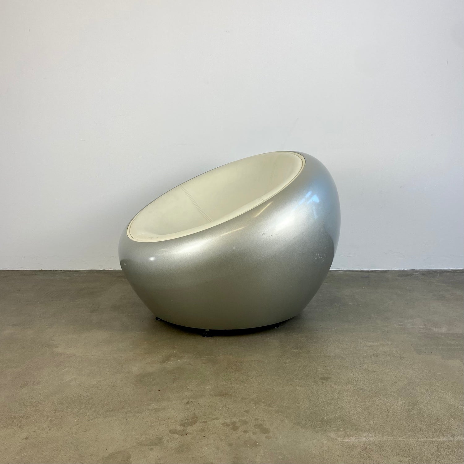 half-dome-egg-pod-design-chair