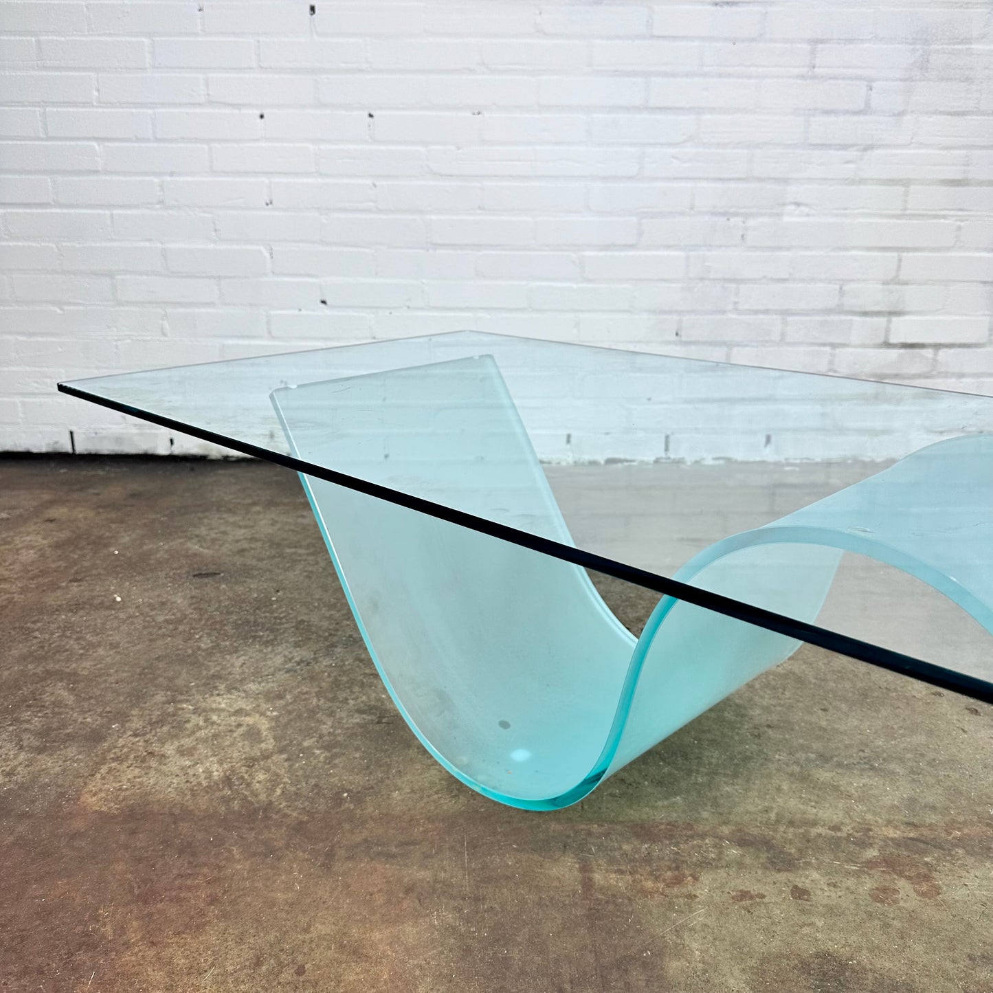 Glass coffee table with wave leg