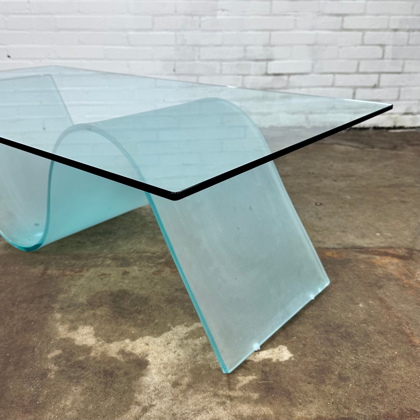 Glass coffee table with wave leg