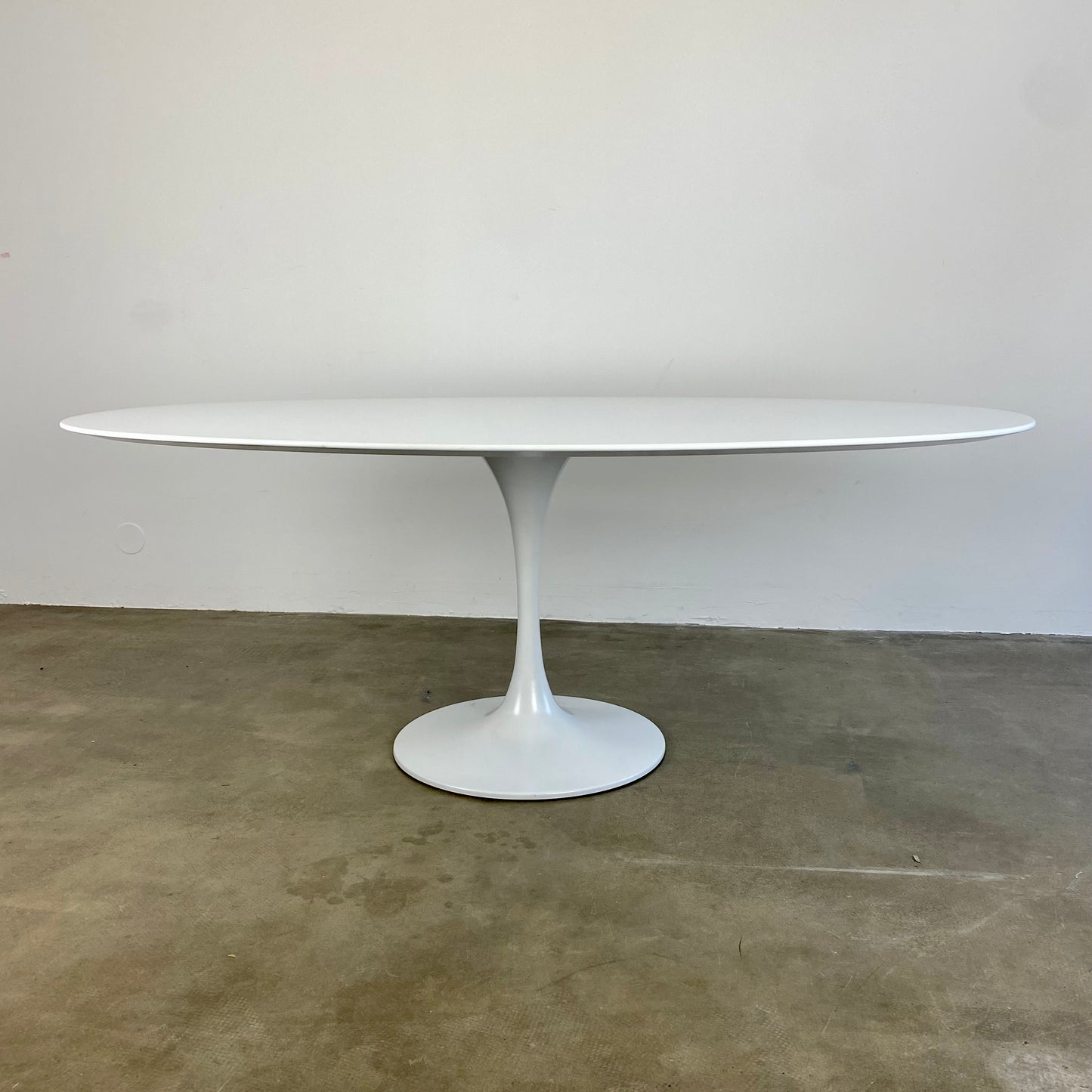 oval-tulp-dining-table-vintage