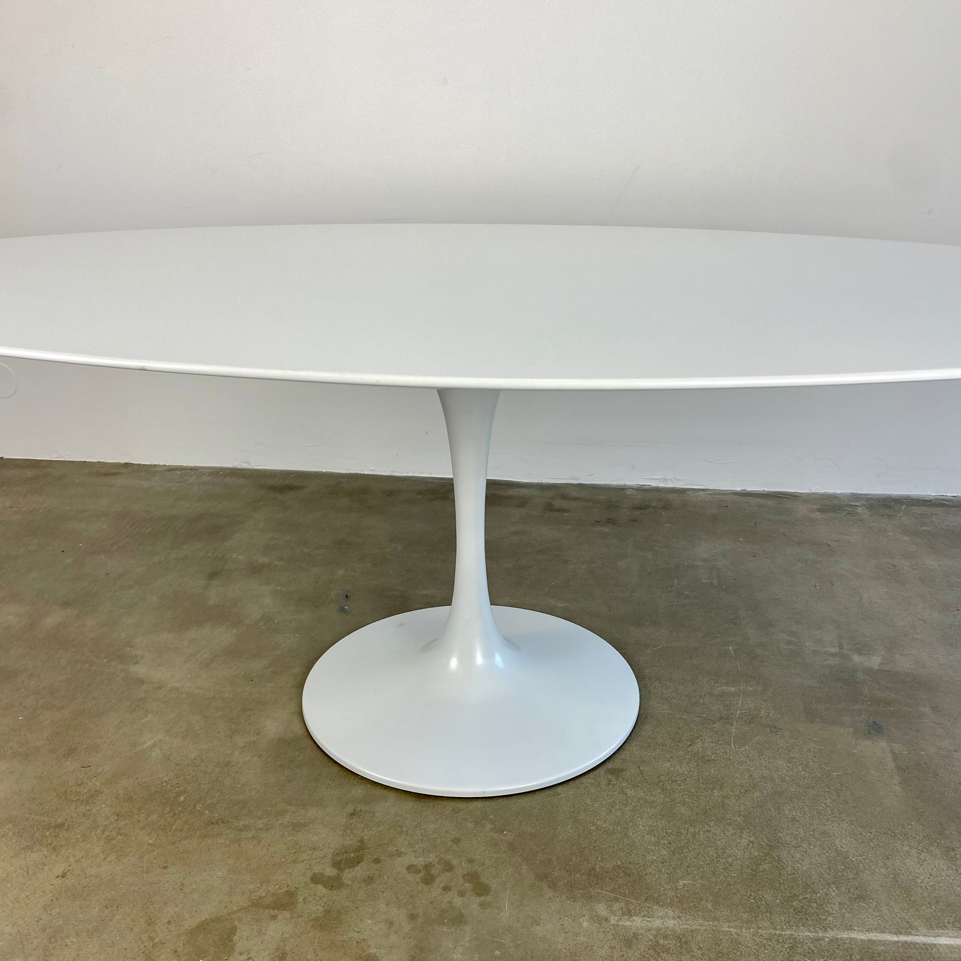 oval-tulp-dining-table-vintage