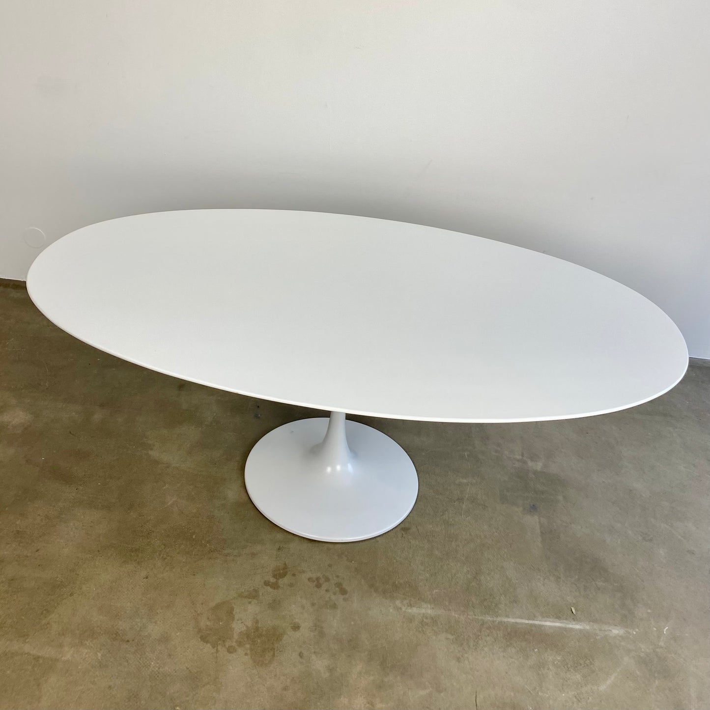 oval-tulp-dining-table-vintage