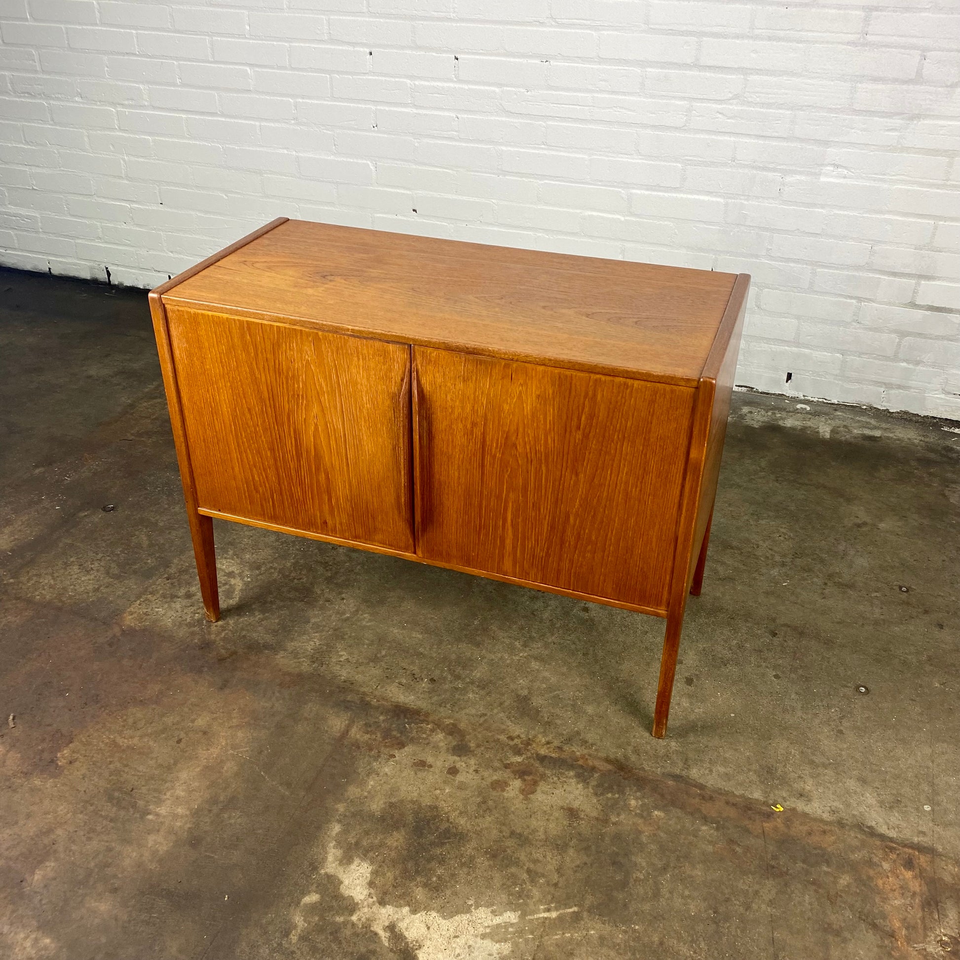 vintage-teak-mini-dressoir