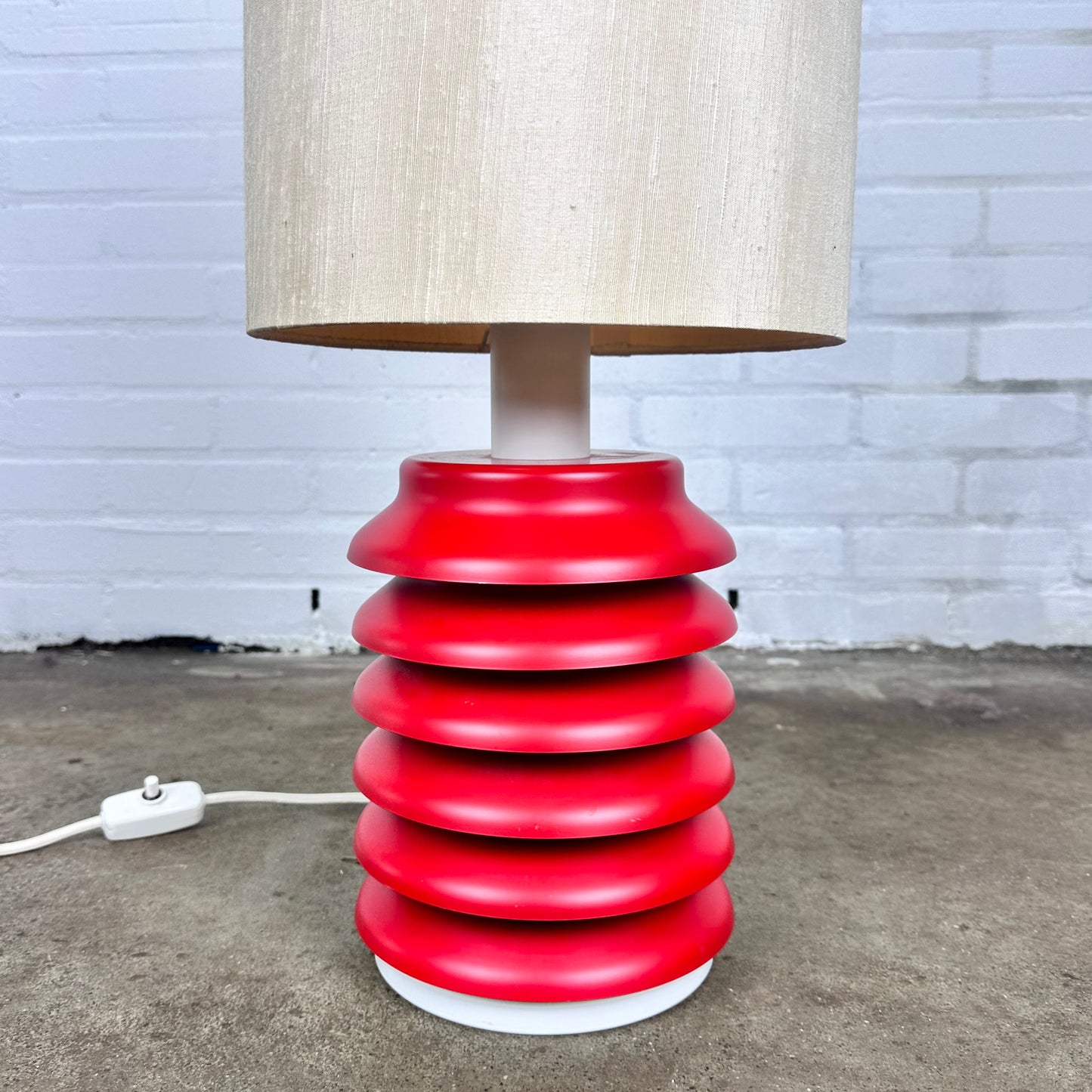 vintage-m-red-table-lamp
