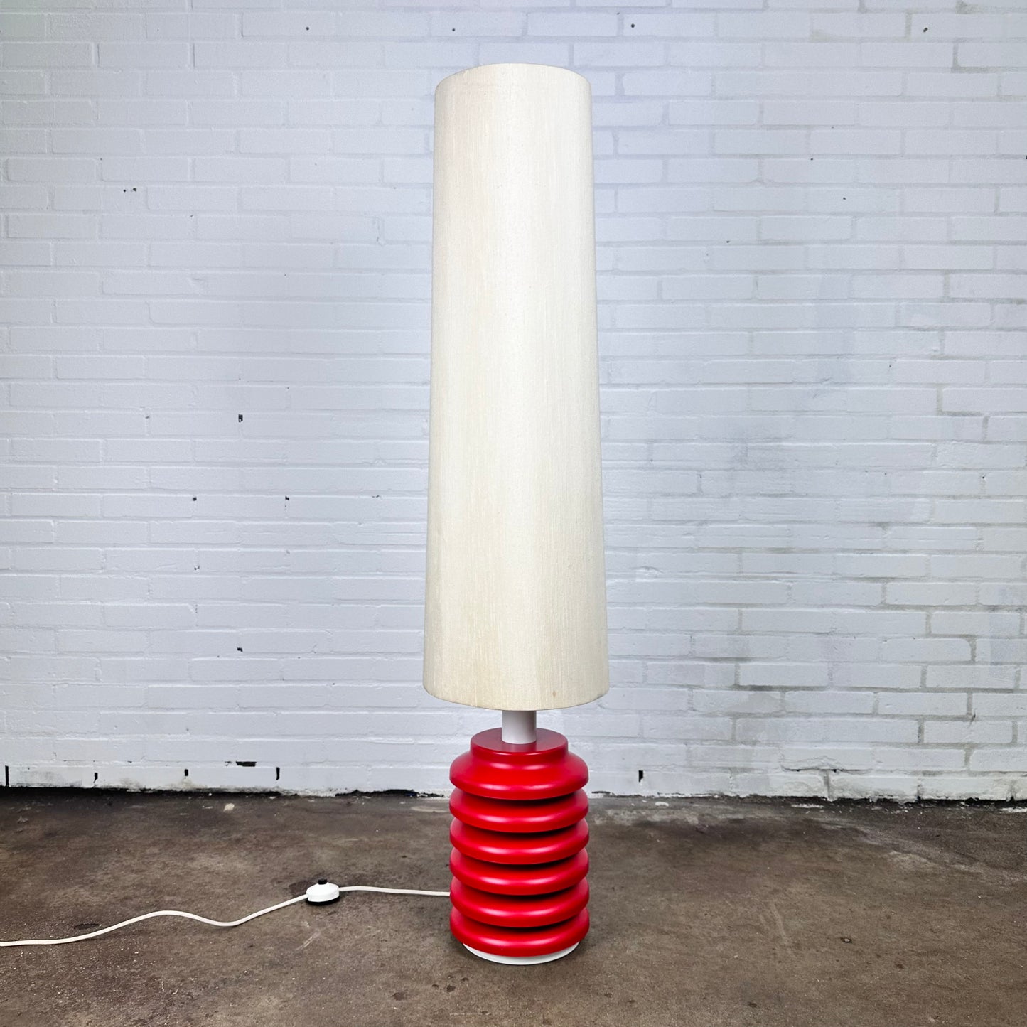 vintage-xl-red-table-lamp