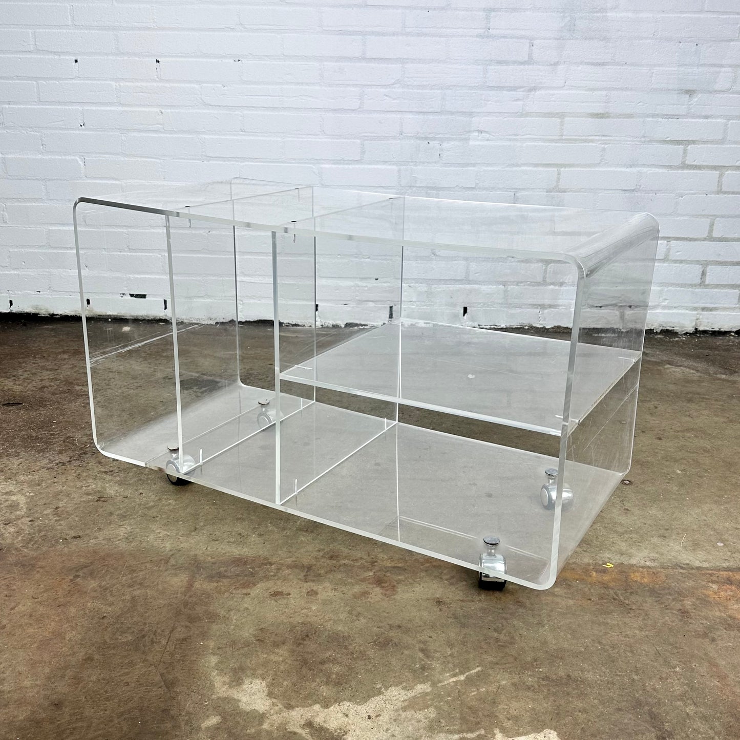 plexiglas-trolley-space-age