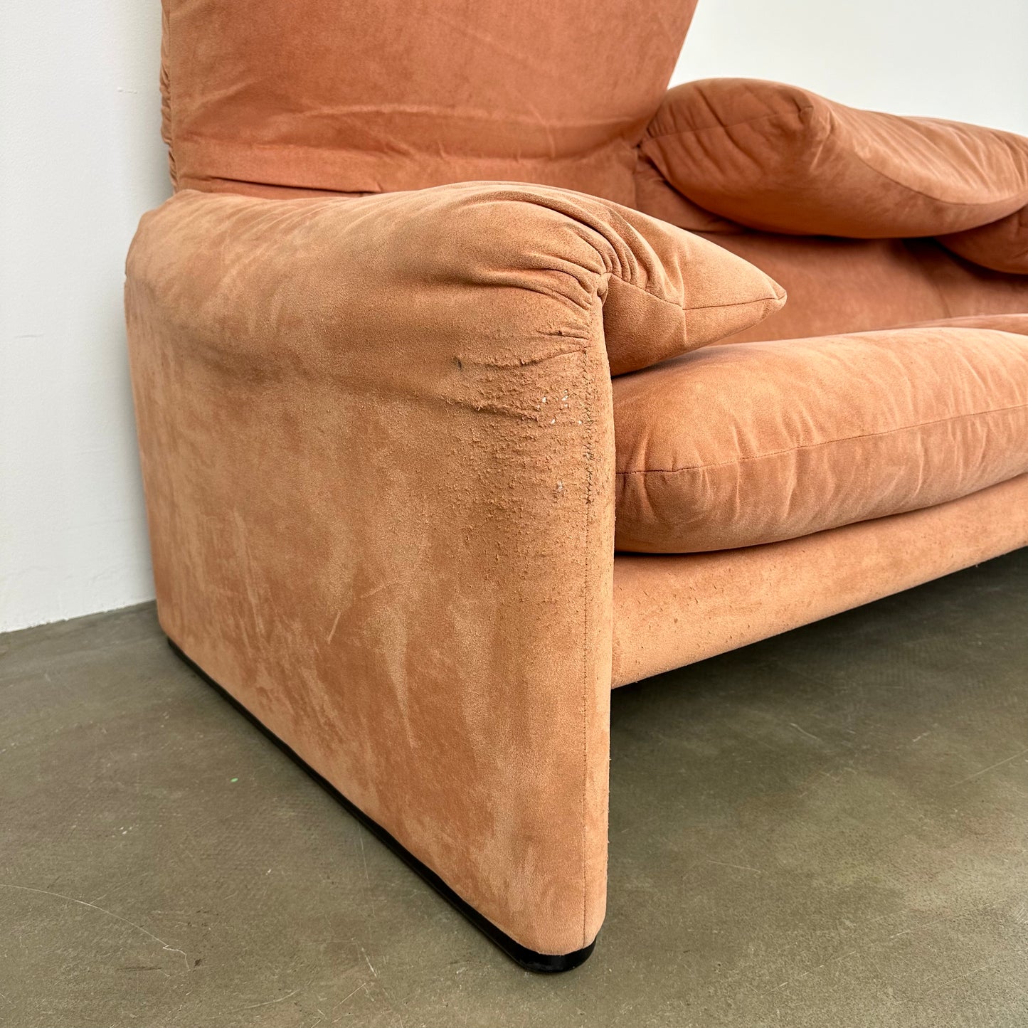 peach-cassina-maralunga-sofa-by-vico-magistretti