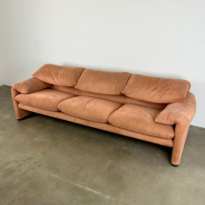 peach-cassina-maralunga-sofa-by-vico-magistretti