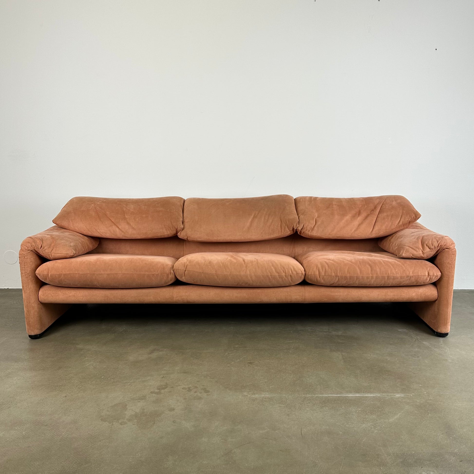 peach-cassina-maralunga-sofa-by-vico-magistretti