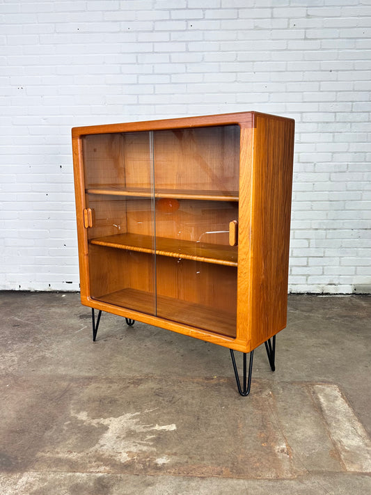 mid-century-dyrlund-display-cabinet-dressoir-vitrine-kast-vintage