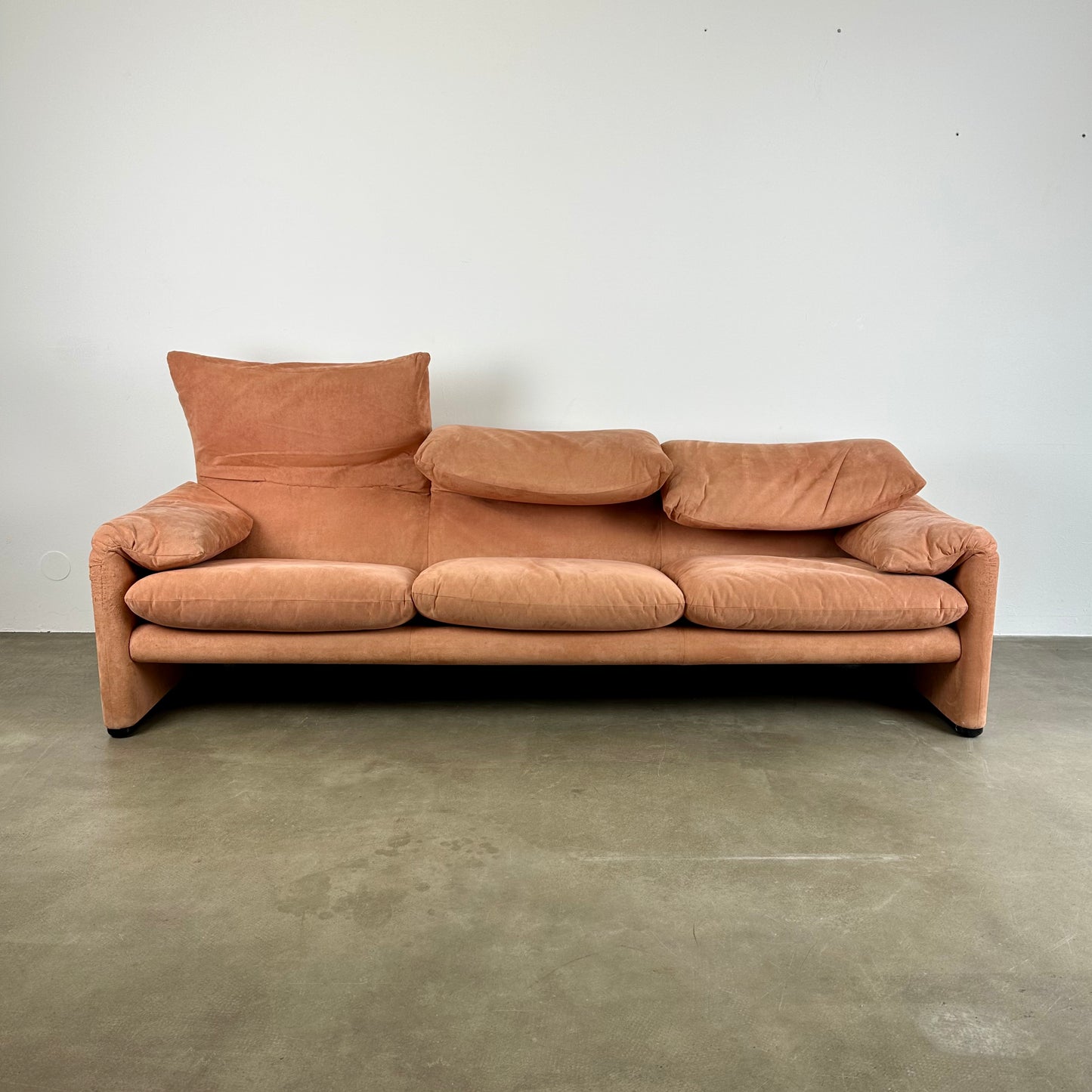 peach-cassina-maralunga-sofa-by-vico-magistretti