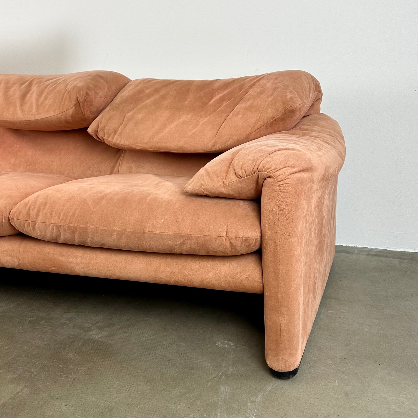 peach-cassina-maralunga-sofa-by-vico-magistretti