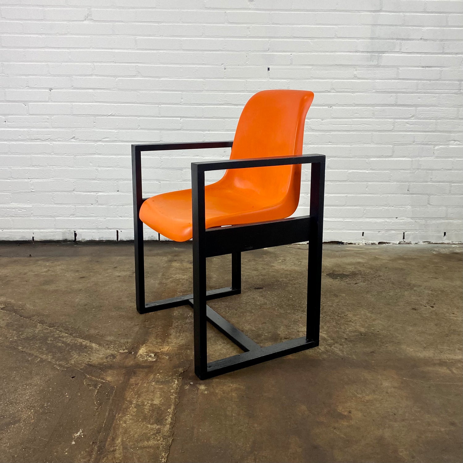 plastic-space-age-chairs-from-model-mann