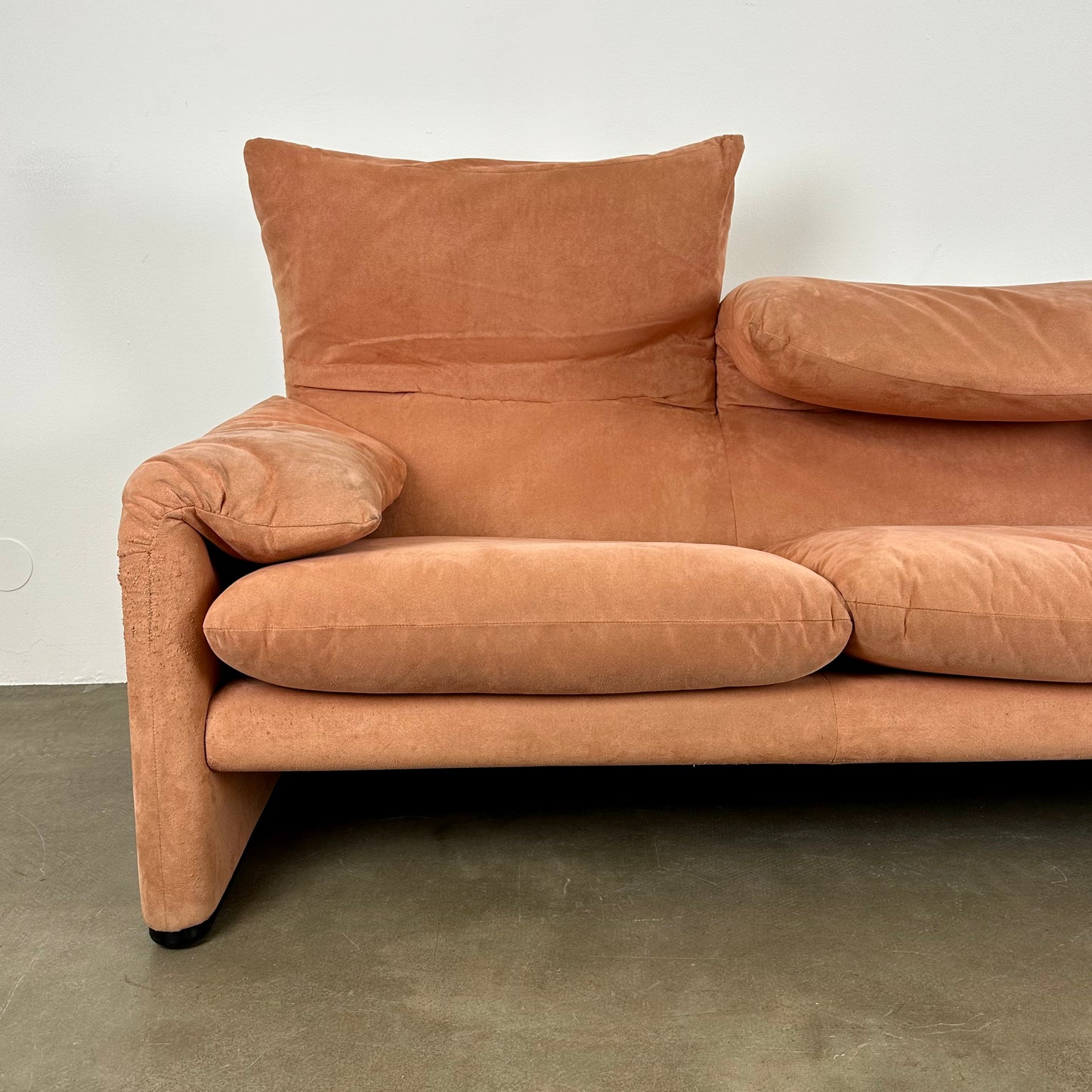 peach-cassina-maralunga-sofa-by-vico-magistretti