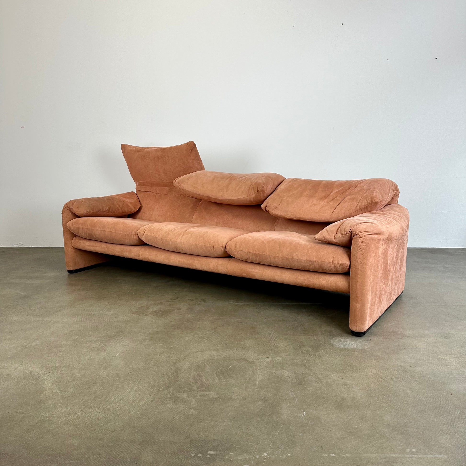 peach-cassina-maralunga-sofa-by-vico-magistretti